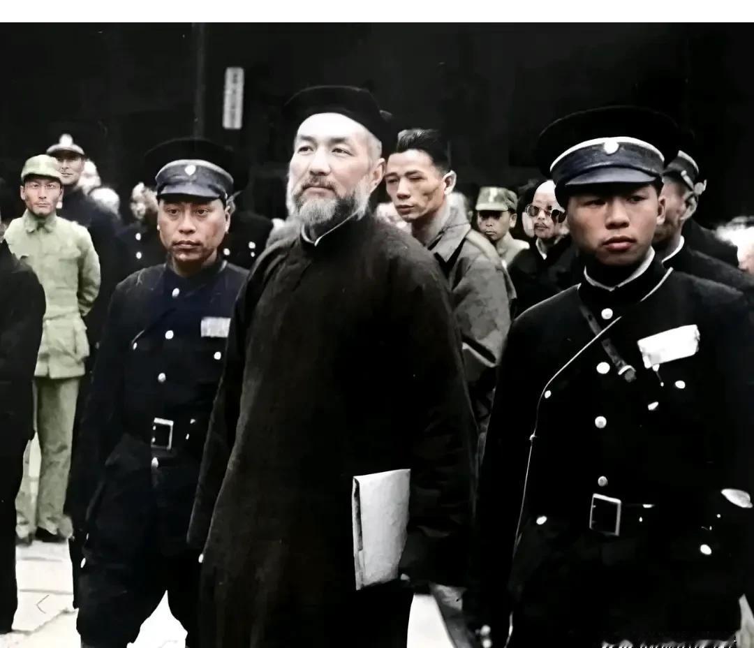 1946年3月，大汉奸褚民谊在南京被审判时，留下的一张照片。

1946年3月，