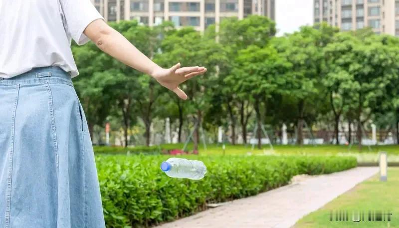 女孩打翻水杯 家长消极态度引热议 女孩打翻水杯，家长消极态度引热议
近日，浙江绍