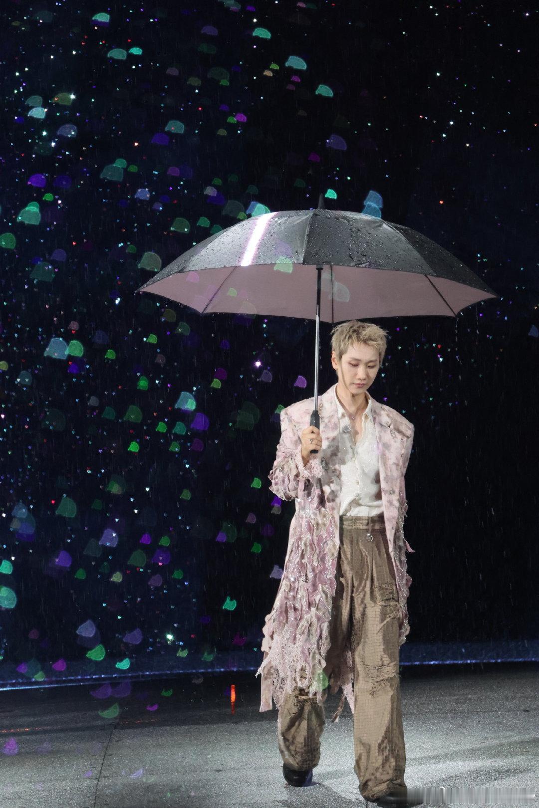 汪苏泷今天淋了一场很开心的雨汪苏泷演唱会淋雨现场好燃！穿着透明雨衣在舞台上尽情演