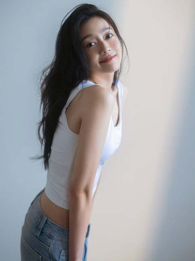 周渝民妻子宣布复出 据台媒，周渝民妻子喻虹渊在退圈十年后，于2026年4月11日