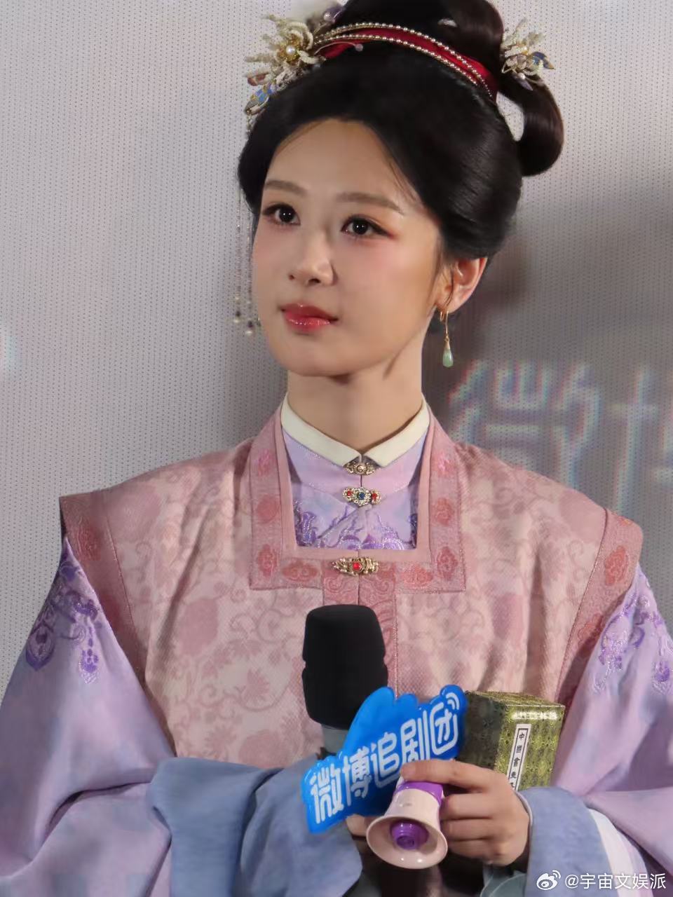家业追剧团吐槽大会家业剧宣吐槽大会1. 杨紫古装亮相家业追剧团吐槽大会，互动时小