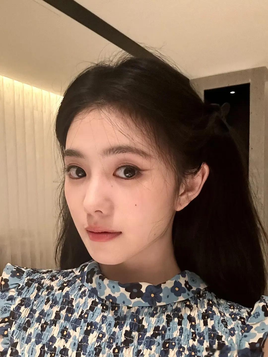 怪不得刘浩存ccl卖的好，这随便的自拍都是那种ssr级别小卡