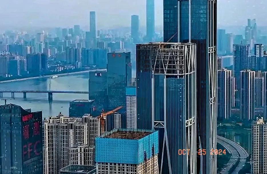 #秋日生活打卡季#这两张图片从两个不同的角度看长沙城市建设还是非常大气的，近近的