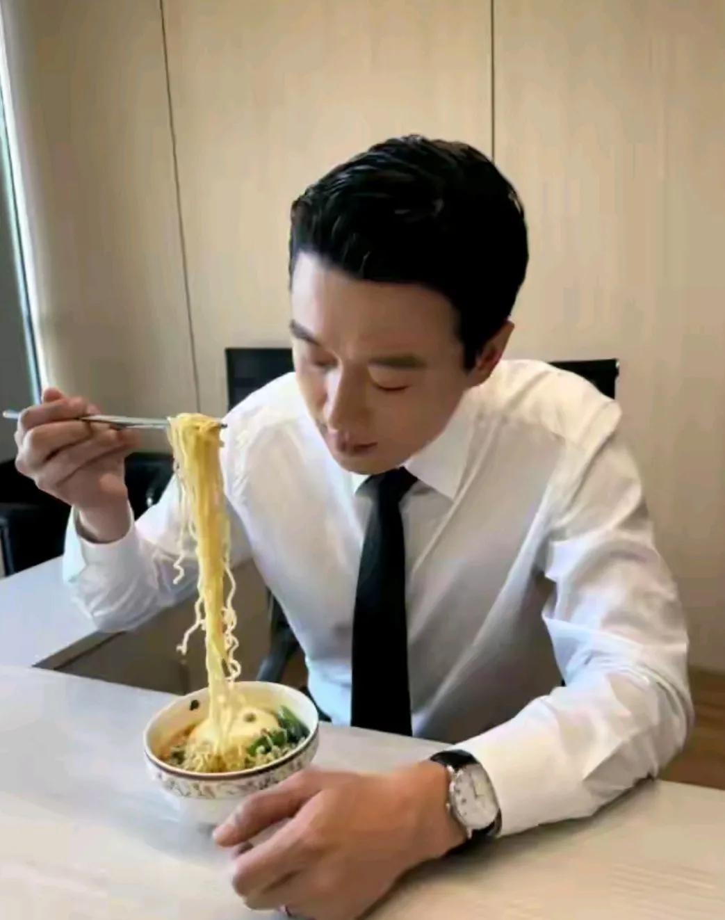 佟大为太搞笑了
吃个面还要摆个姿势
吃呢，还是不吃呢，哈哈
这面看着不错呀
还是