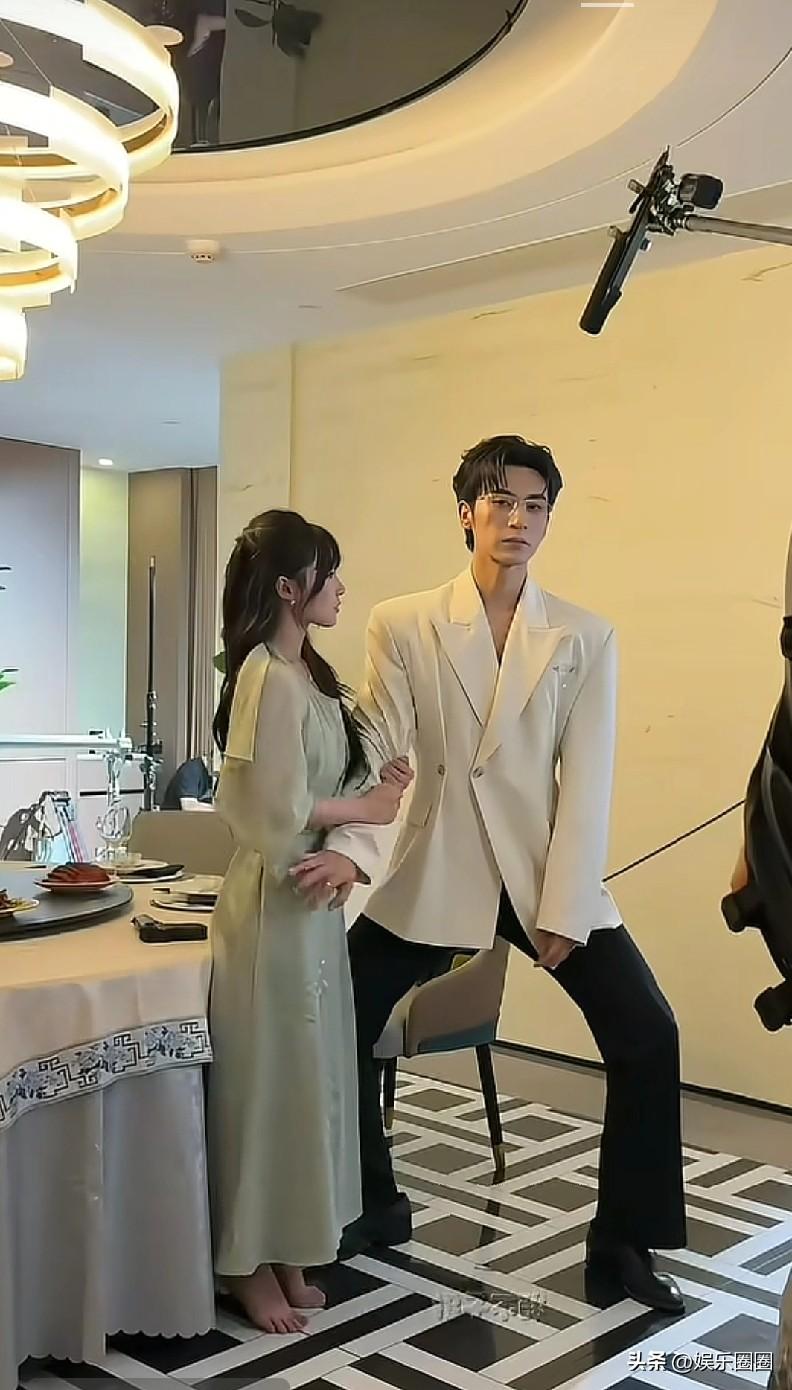 短剧导演也是奇葩

男演员最高的，女演员用最矮的
看他们拍戏，一个垮腿，一个垫脚