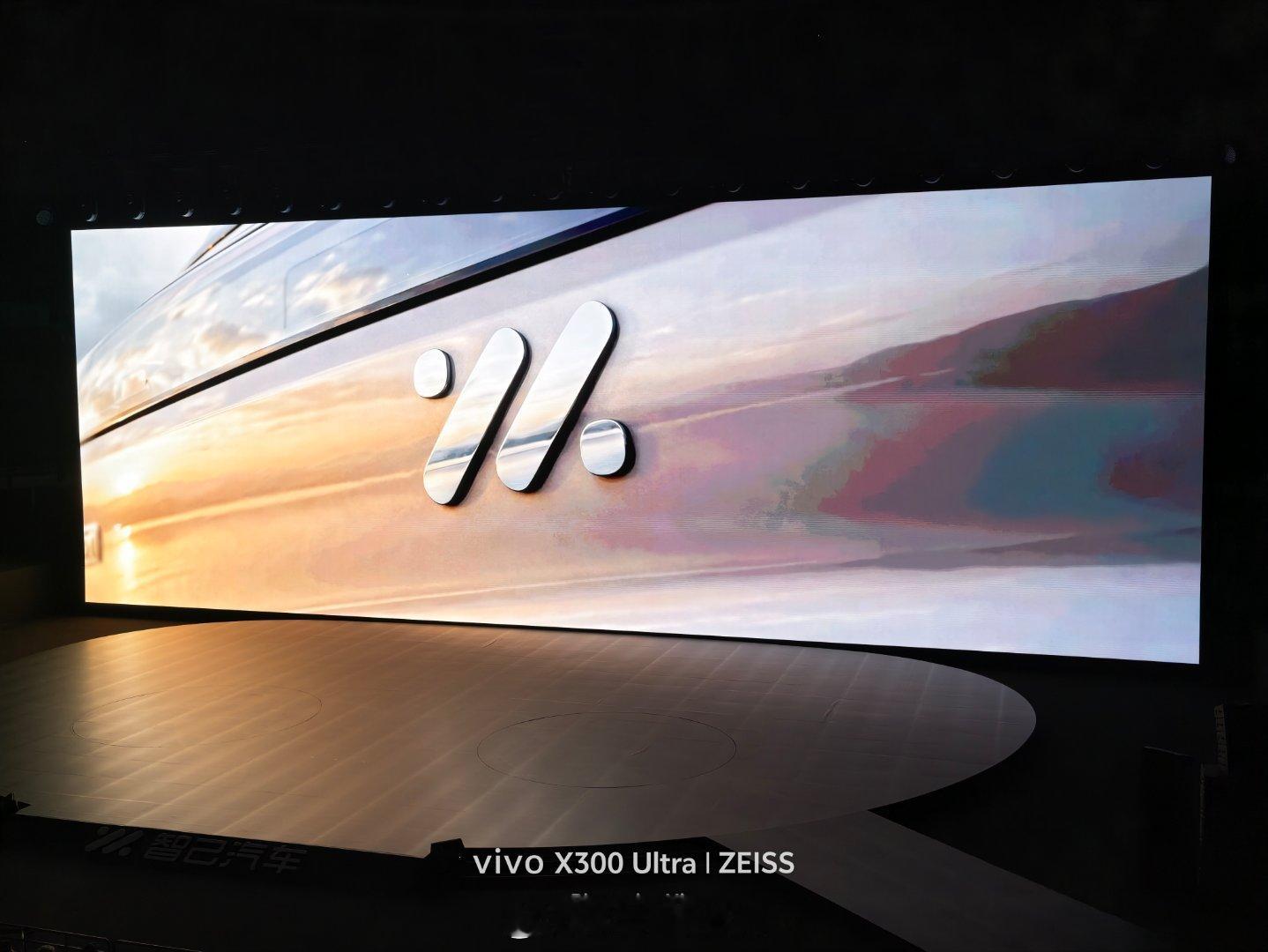 有一说一，这个大小的屏幕，坐在三层来看，正合适，这次智己这块屏幕的清晰度还是可以