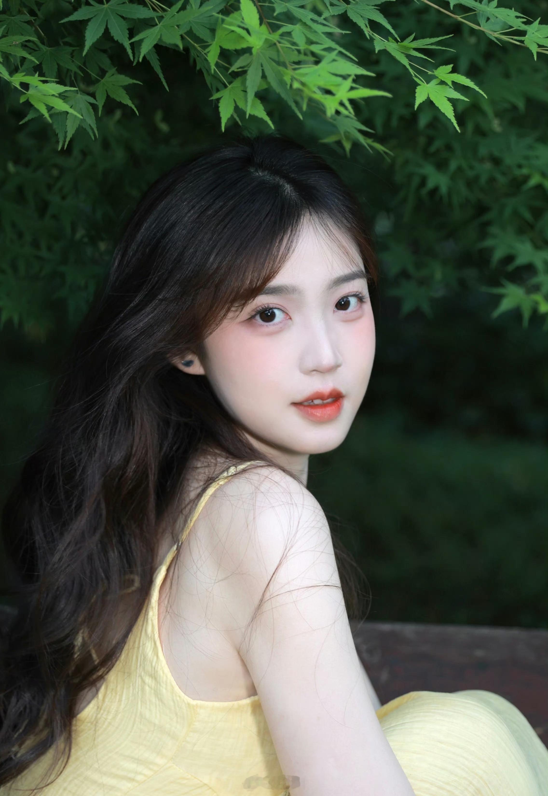 淡黄色的长裙优雅大方 ​​​