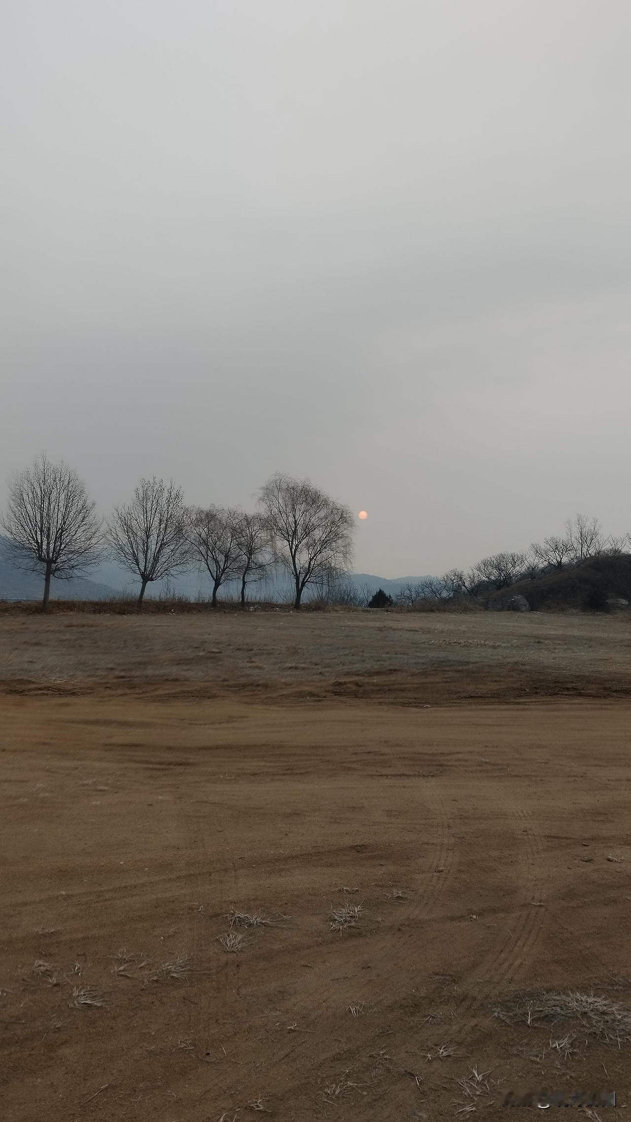 婆婆百日坟，姑姐学了乖，早早的去了大哥家。
我和宝爸过去的时候，她正好站在大门口