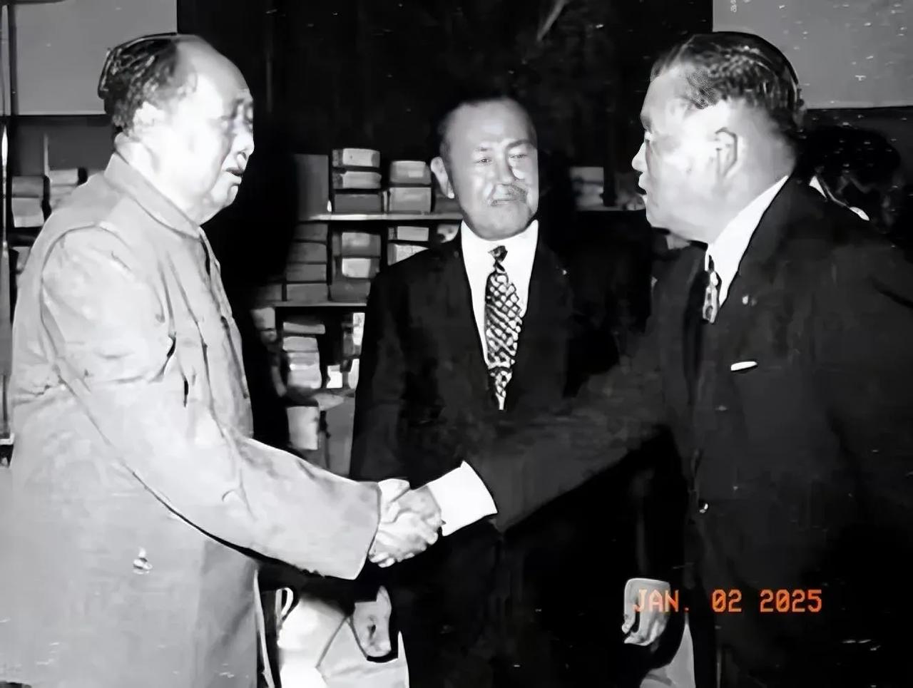 1972年9月
毛主席在中南海书房会见来华访问的日本首相田中角荣（中）和外交大臣
