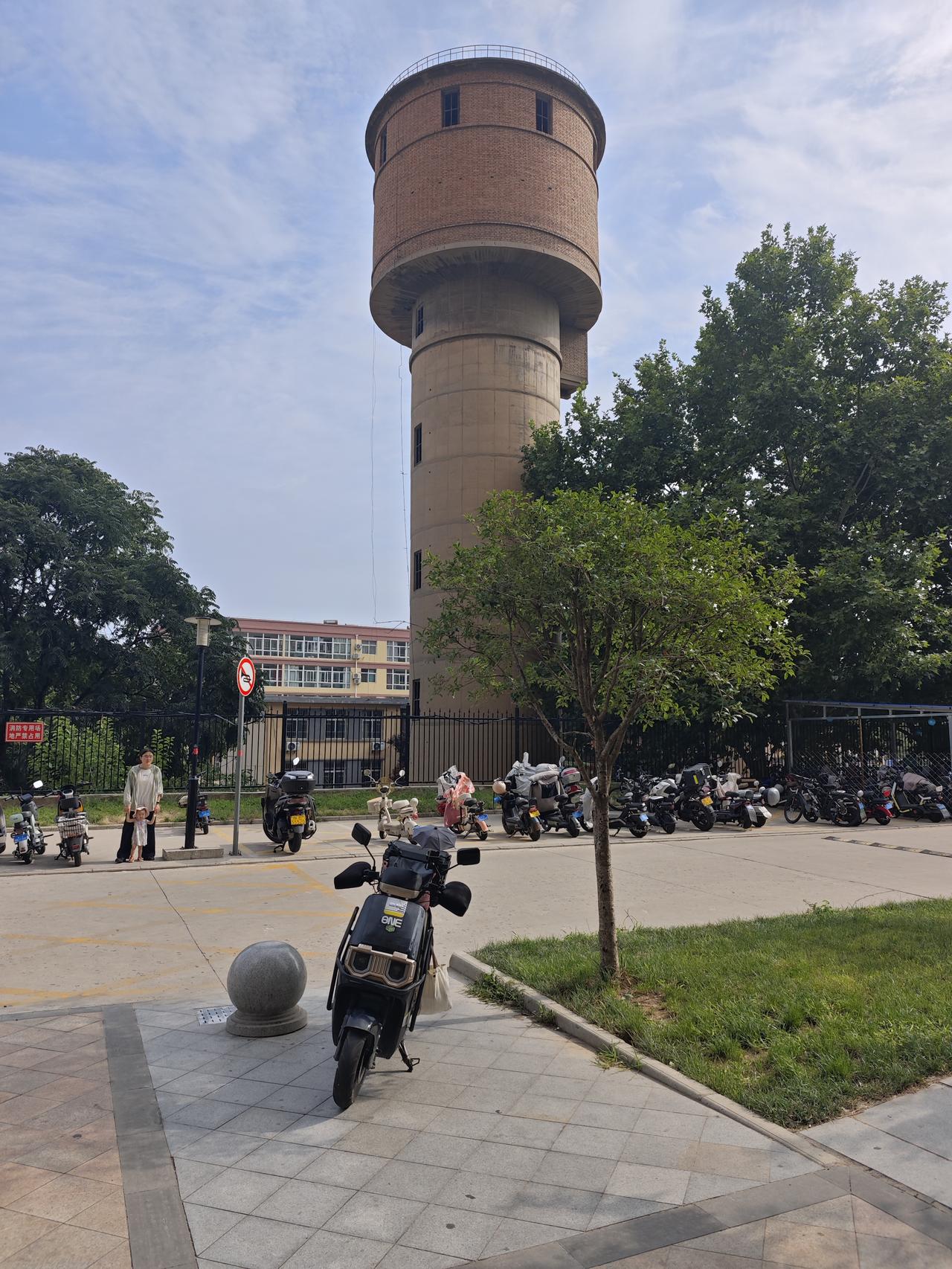 前两张照片拍摄于渭南市朝阳路北人印机厂家属院，展现的是同一座水塔的两个不同视角。
