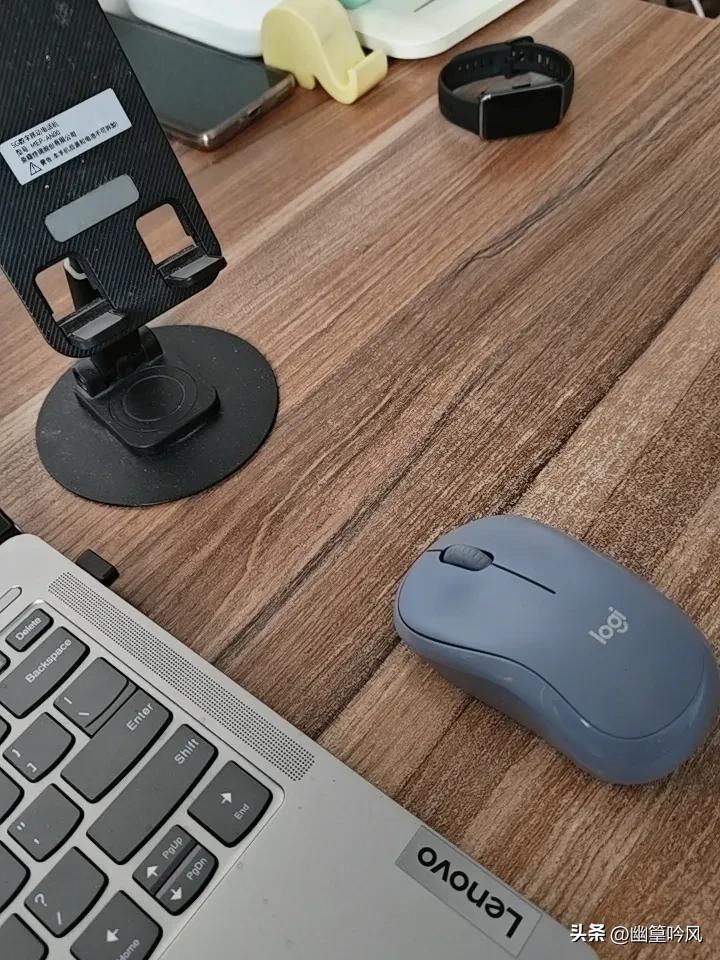 书桌一角。每日发文做视频，就在这里完成，条件随简陋，却乐此不疲。