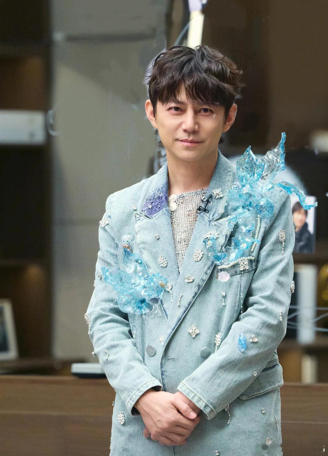 何炅是带给人快乐的人 不管遇到什么情况，都能从容化解超靠谱 