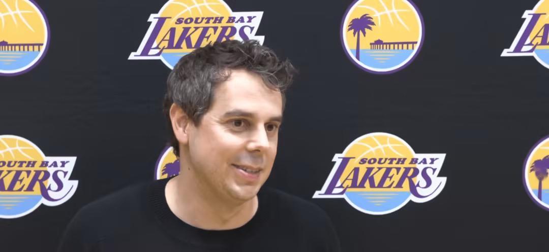 南湾湖主教练扎克-古斯里接受了记者的采访，被问及詹姆斯现身G联赛训练是一种怎样的