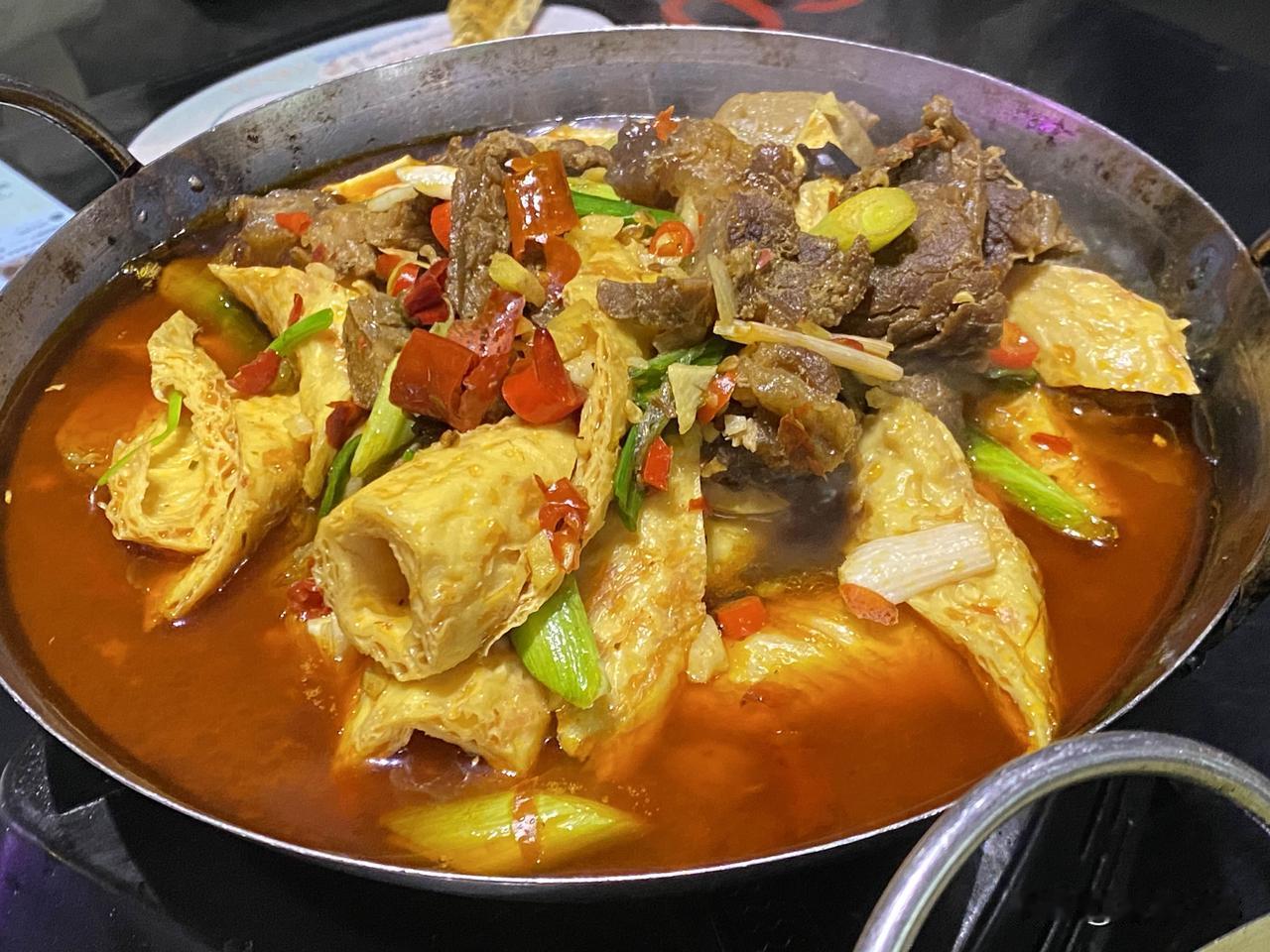 出门游玩，一定多多品尝特色美食。