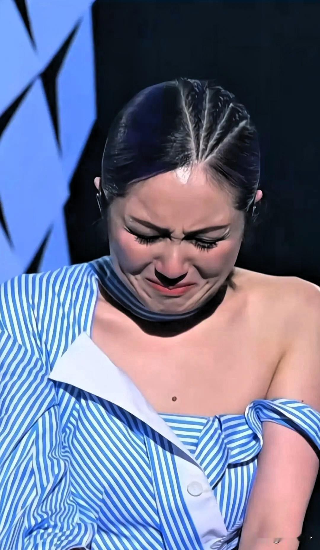 香港大埔火灾刚过，杨千嬅直接把红馆首场演唱会的全部收益、六场周边盈利，都捐给了东