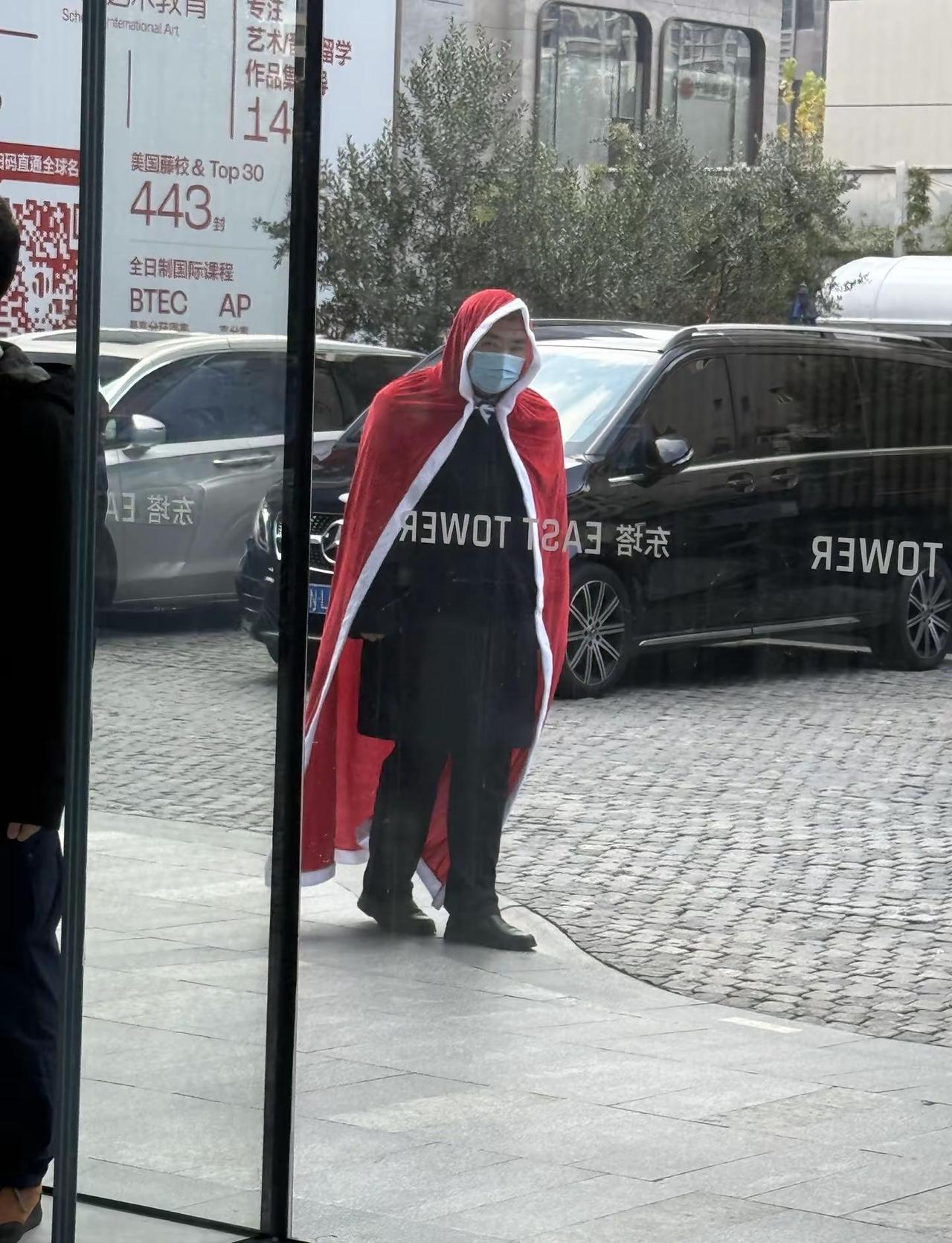 上海办公楼的保安都过上圣诞节了