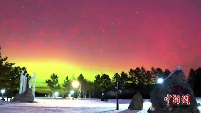 1月20日凌晨，“神州北极”黑龙江省大兴安岭漠河市再次出现红绿极光美景，吸引大批