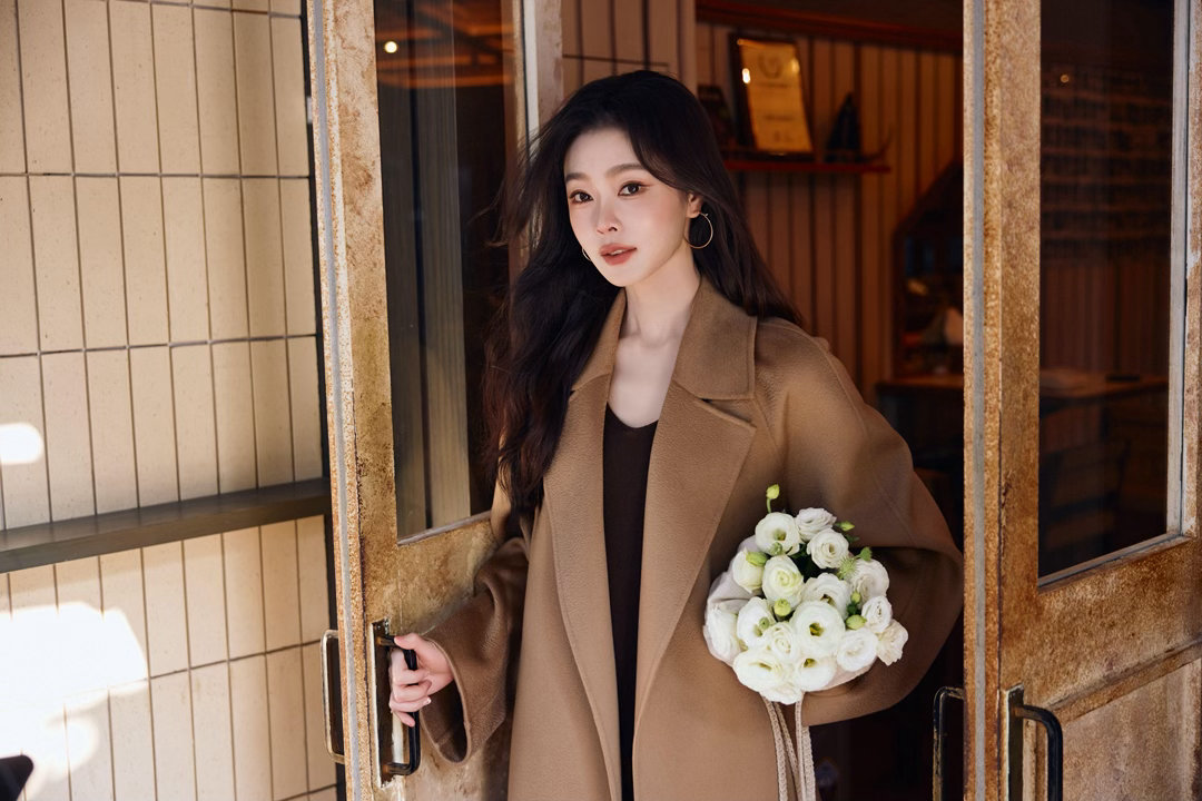 宋轶万茜双女主剧本我先写 谁看了这同框不想喊“按头合作”？万茜的飒爽里带点漫不经