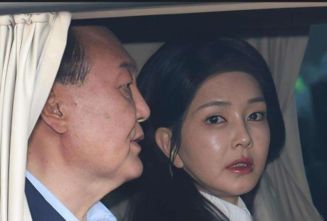 李在明为什么对尹锡悦夫妇赶尽杀绝，就连最后一丝尊严都不放过？

说白了，这根本不