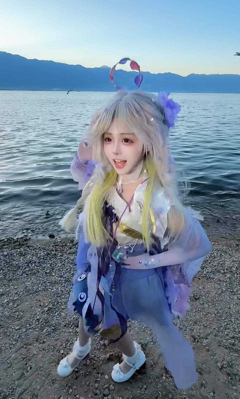 【微头条文案】
湖边的cosplay好灵动！浅紫渐变的妆造+飘逸的裙装，和洱海的