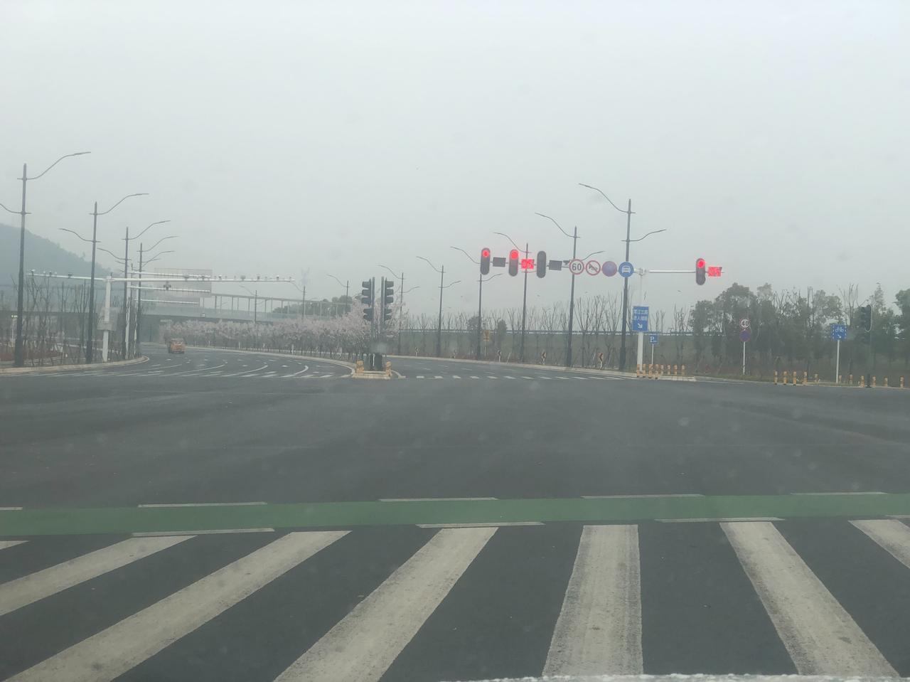 走了一次武汉经开的左岸大道，感慨万千，这条马路修得是真的漂亮，双向8车道，武汉市