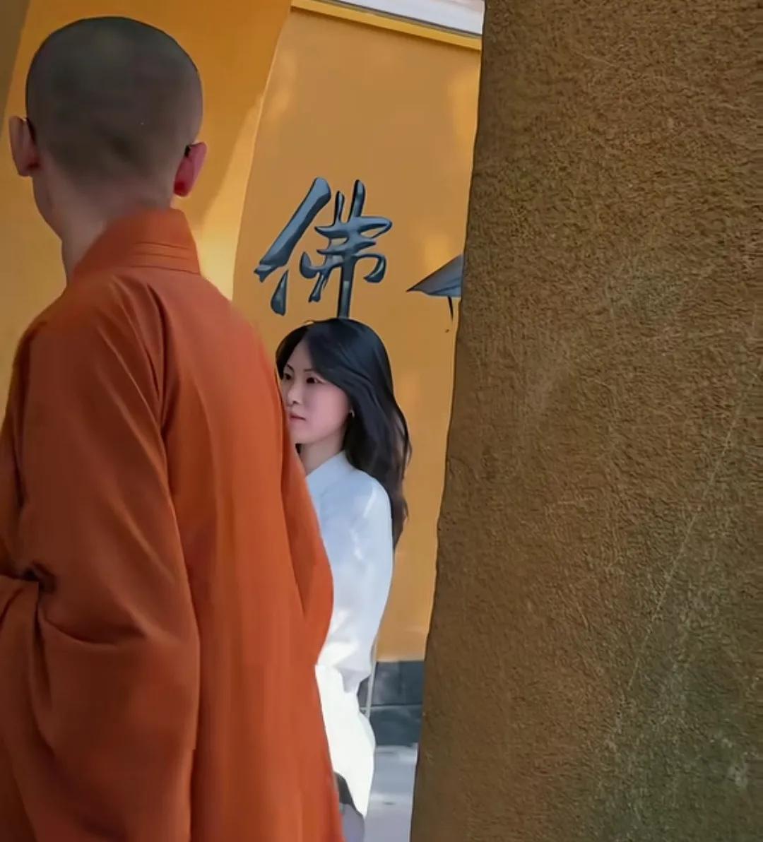 一和尚突然经过而回头看白衣女子。