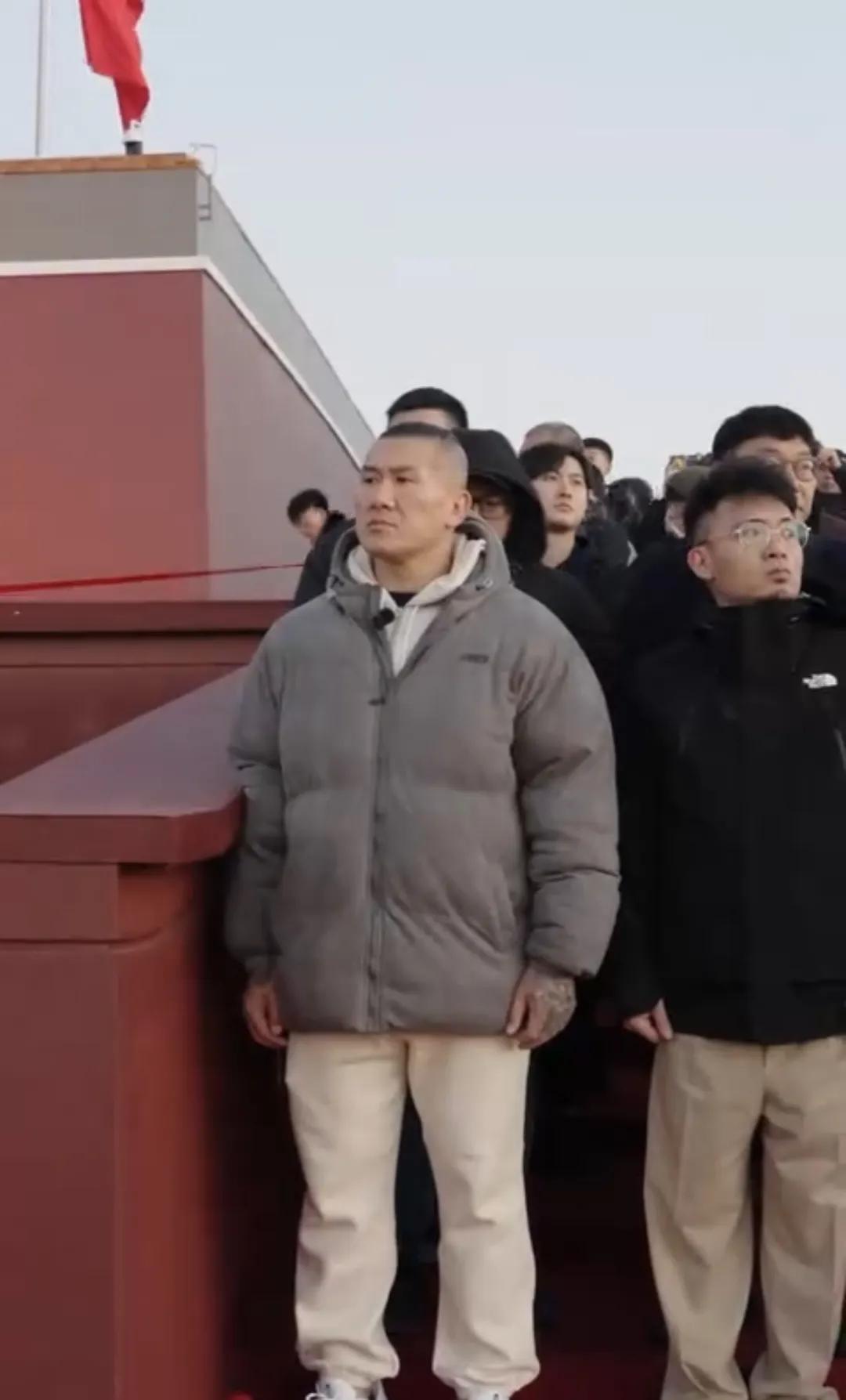 11月1日，中国台湾网红“馆长”到北京天安门观看升旗仪式。

馆长：尤其是听到大