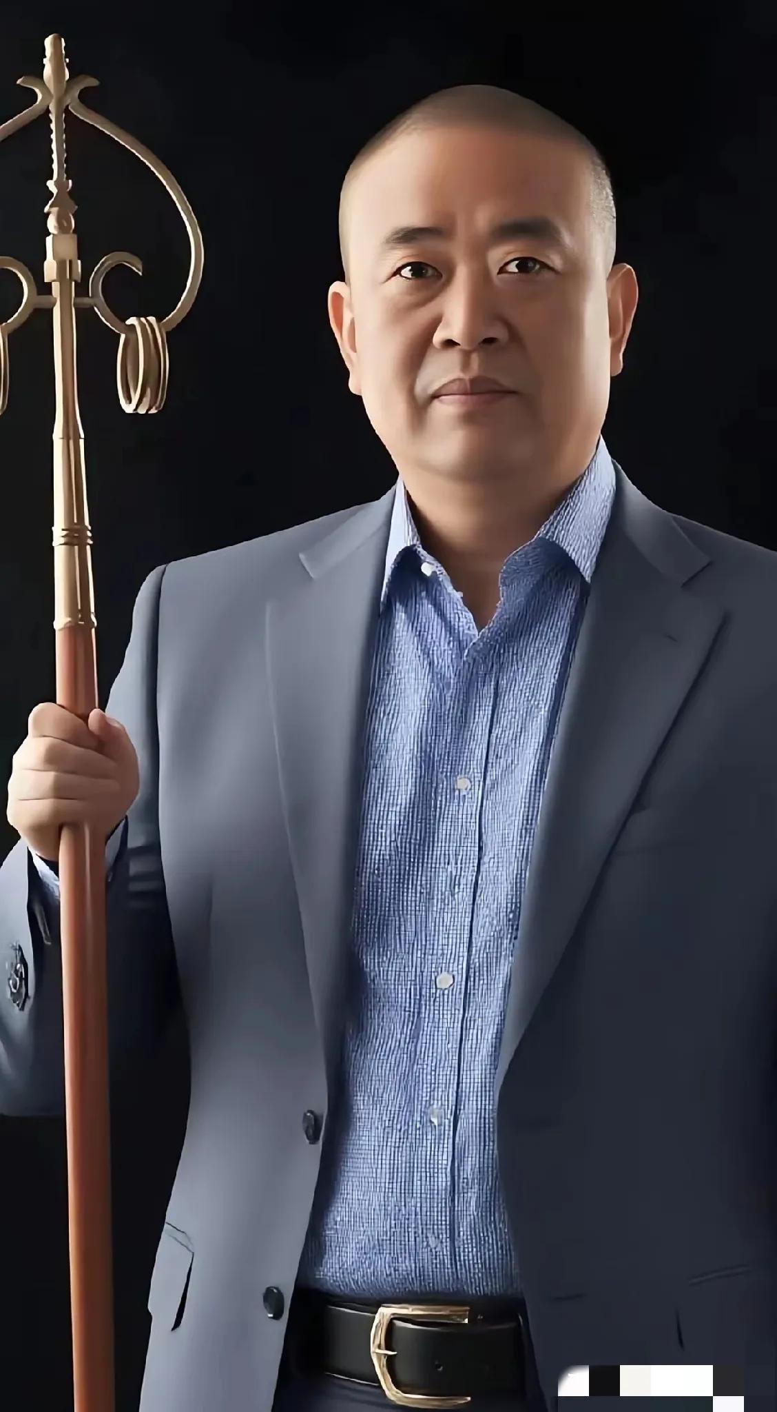 我相信就算脱下了袈裟，穿上西装，这位大师，依旧是万人之上的大师吧？