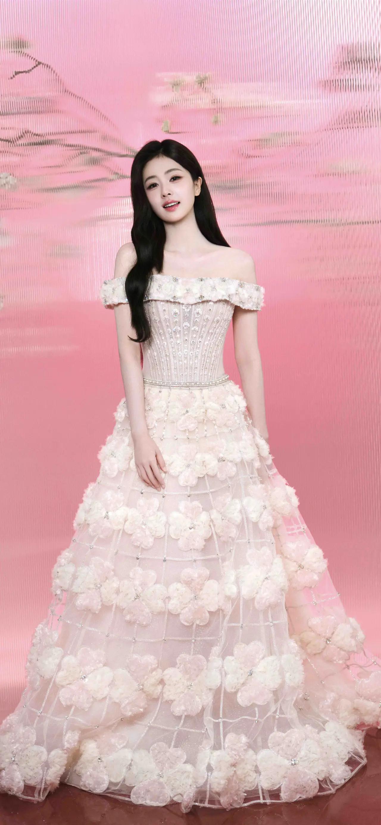 美女壁纸～白鹿， 一袭粉纱，宛若坠入凡间的春日精灵。重工刺绣的花朵缀满裙间，回眸