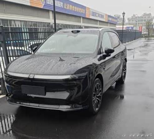 选择极氪7X，是我践行低碳生活的重要一步。家庭充电桩全部使用绿色电网的谷时风电，