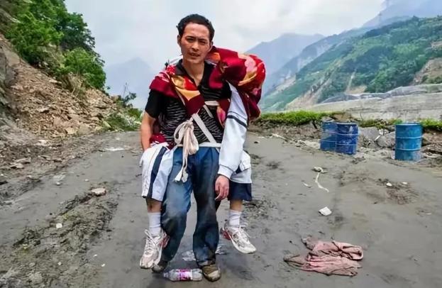 2008年汶川地震中，一位父亲背着高大的儿子，徒步25公里回家。路上有医生想帮忙