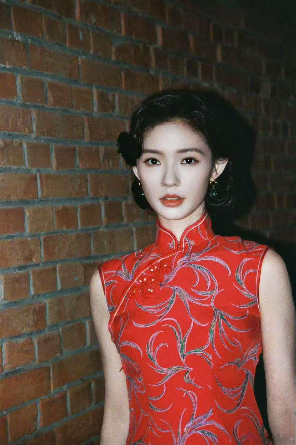 林允樱桃红彤彤版林允红色旗袍林允红色旗袍，好美，[可怜][可怜] ​​​