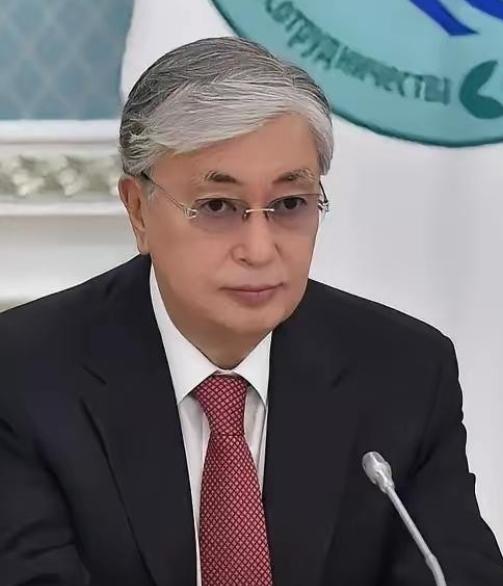 哈萨克斯坦根本不是把 "摇摆" 玩明白了，而是玩砸了，现在急得团团转，就是为自己