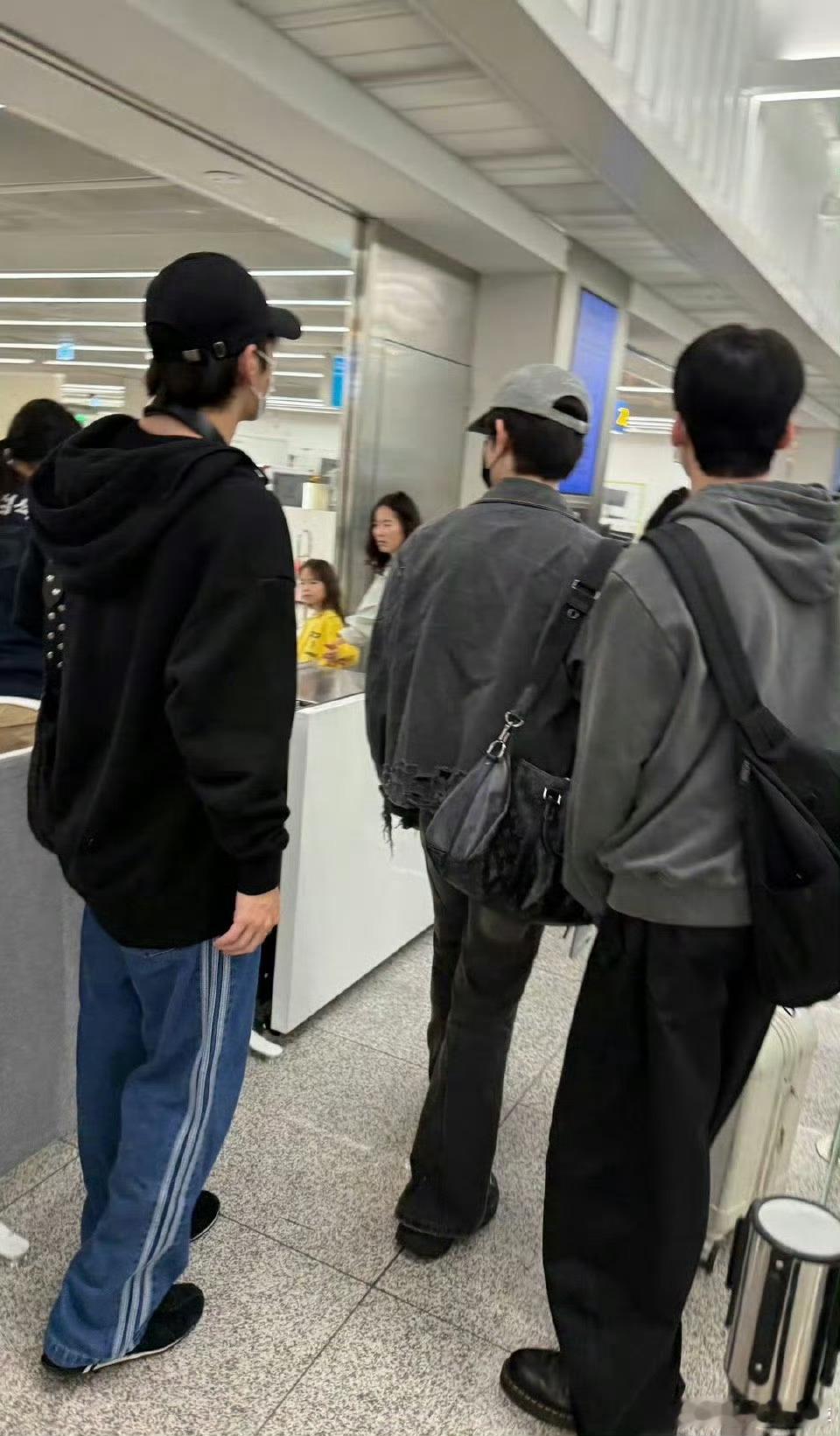 章昊、崔秀彬和李建熙一起好像在无锡，被偶遇到了👀 ​​​