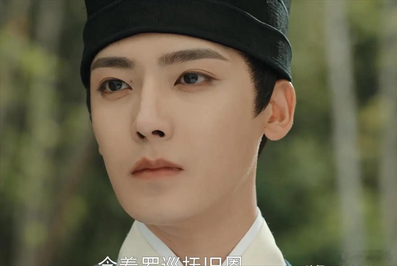 侯明昊这人吧长得帅，人缘也好但有个致命的缺点，那就是，在镜头前过于呆板了。不信你