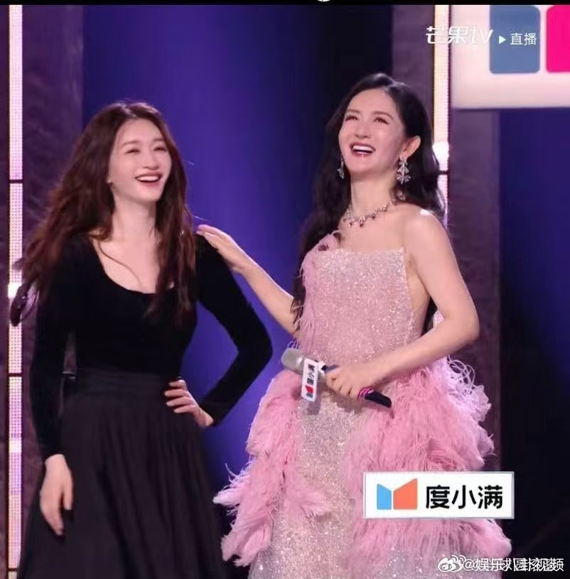 李小冉谢娜又亲上了 谢娜李小冉又亲上了！见面就亲亲贴贴，完全是闺蜜最真实的样子，