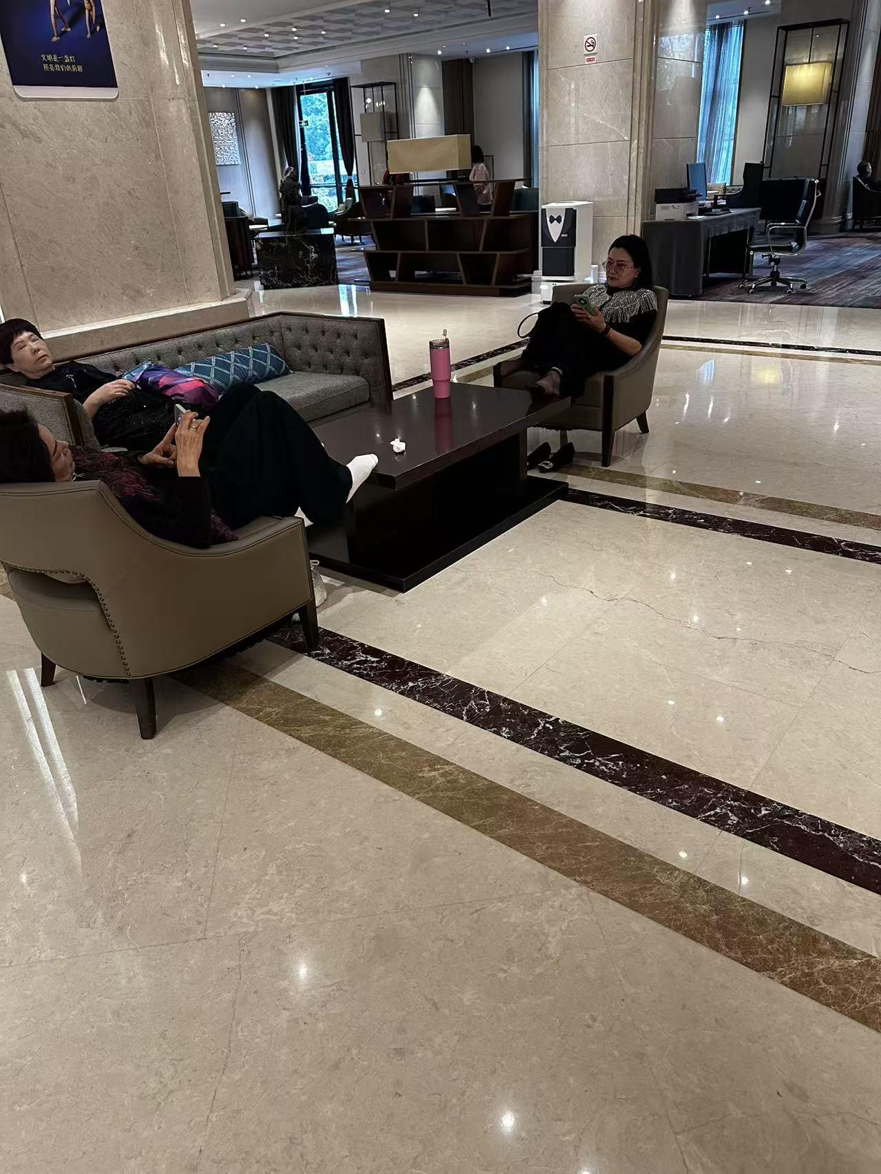 这是在北京的一家五星级酒店的大堂，物质富裕是富裕了，可这样用脚蹬着茶几，这样无礼
