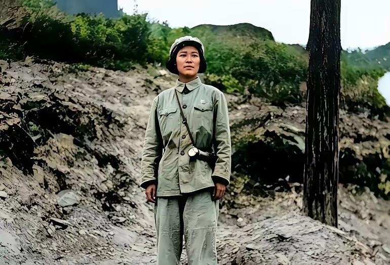她是抗日名将戴安澜将军的女儿，貌美如花，1950年，年仅15岁的戴藩篱继承父亲报