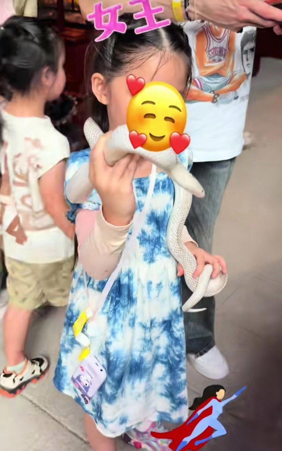 向佐郭碧婷带娃游玩，姐弟扎同款发型，“姐弟、姐妹”傻傻分不清 