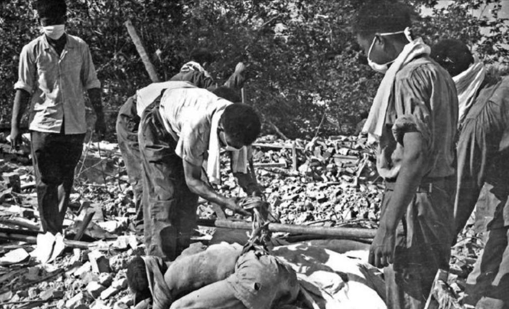 1976年，唐山大地震中，一座看守所倒塌，200多名囚犯跑出来，但是他们没有选择