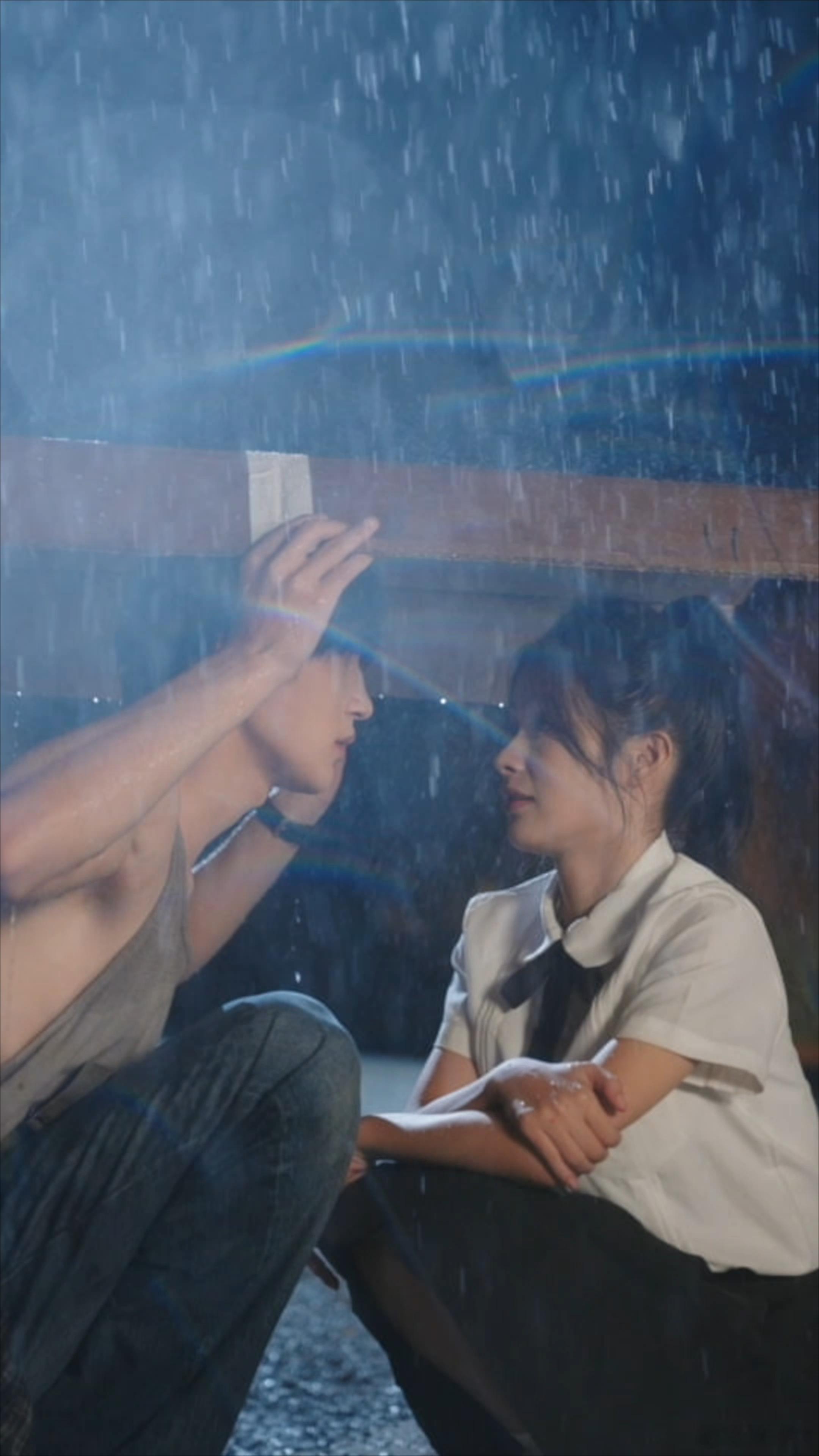 像烟花一样灿烂的四人组联手搞事太有画面感了！两两牵手逃跑，余茵、张翅、李柯以、王