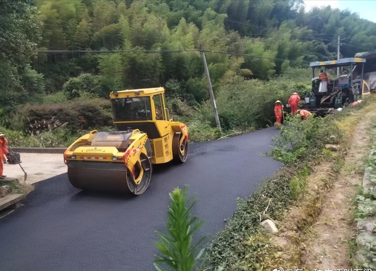 近日，“共富一号线”——天台县四好农村路提质升级工程（2025）石梁镇段全面完工