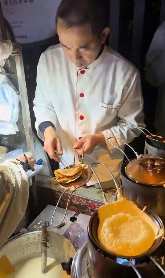 蛋烘糕主理人已经超负荷运转了

成都蛋烘糕主理人超负荷运转：流量狂欢下的个体坚守