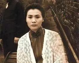 1929年，董竹君12岁的女儿正在玩闹，突然被父亲揪着脖子，丢进了卧室。“不知羞