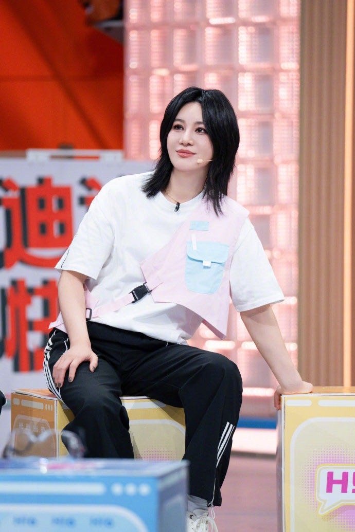 何炅让尚雯婕李雪琴不要一起出现 笑到停不下来！《你好星期六》后台，尚雯婕拄拐、李