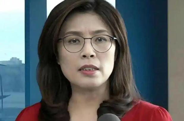 4月22日郑丽文见美国在台协会的谷立言；只见她穿中国红衬衫，下身配卡其色裤装，一