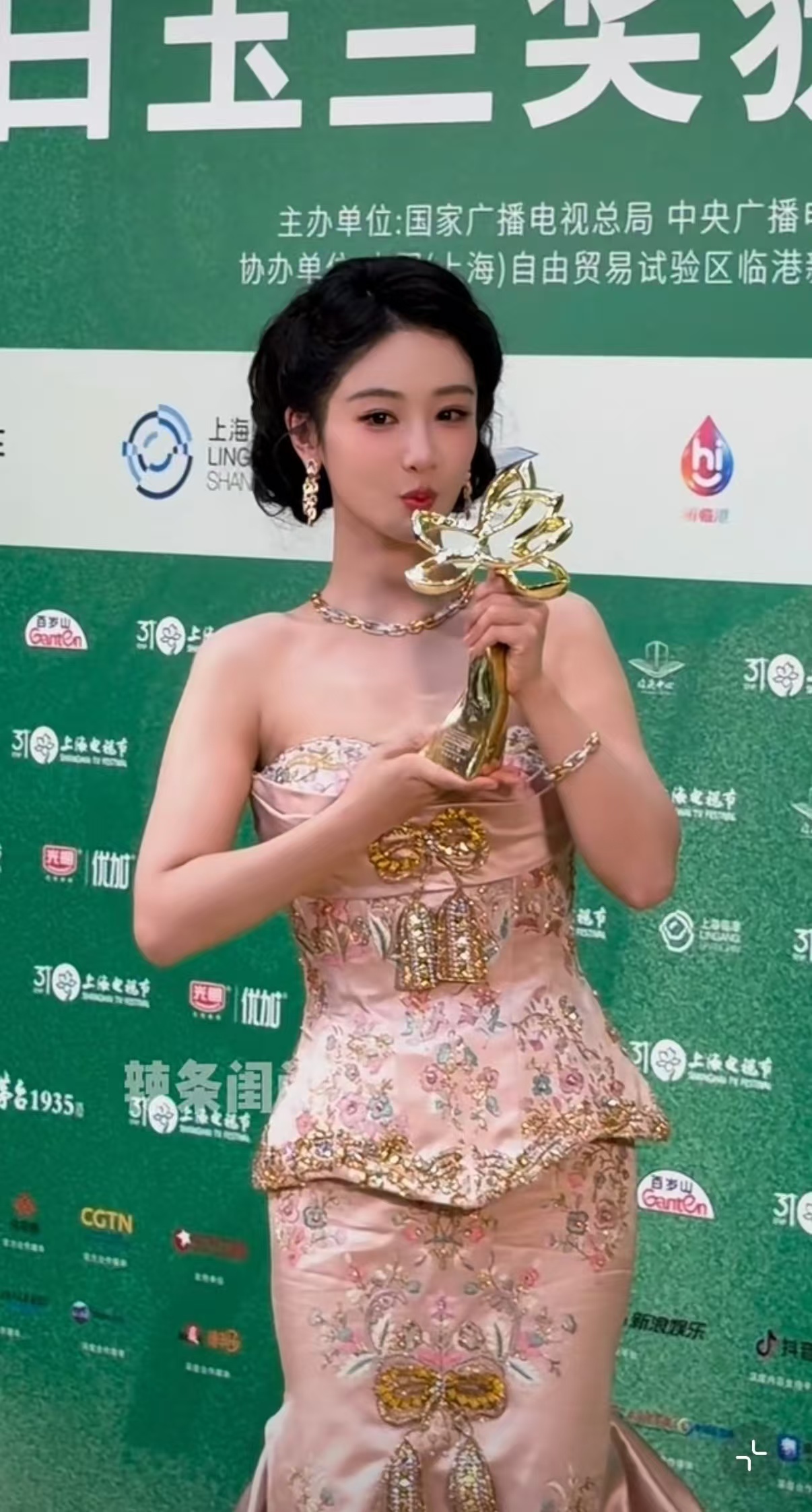 我家萌萌的视后！！！！杨紫白玉兰视后