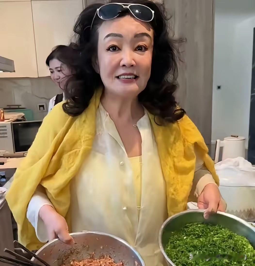 一向强势的兰姐，终究还是放下了身段，主动包饺子向儿子儿媳示好，兰姐为什么这么做？