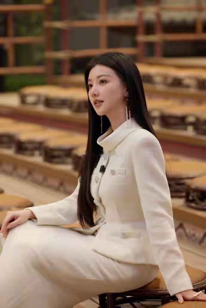 王鹤润今日线下活动美拍，脚踩白色高跟靴子真有女王范儿！！！！！！！！！ 