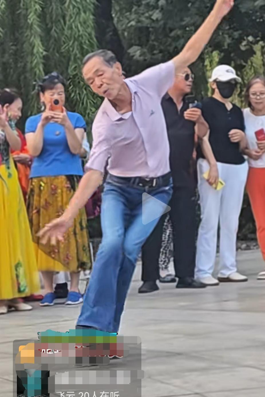 北京的轮滑老人牙都掉了，大家却迷上了他。
    王大爷是地道的老北京人。他其貌